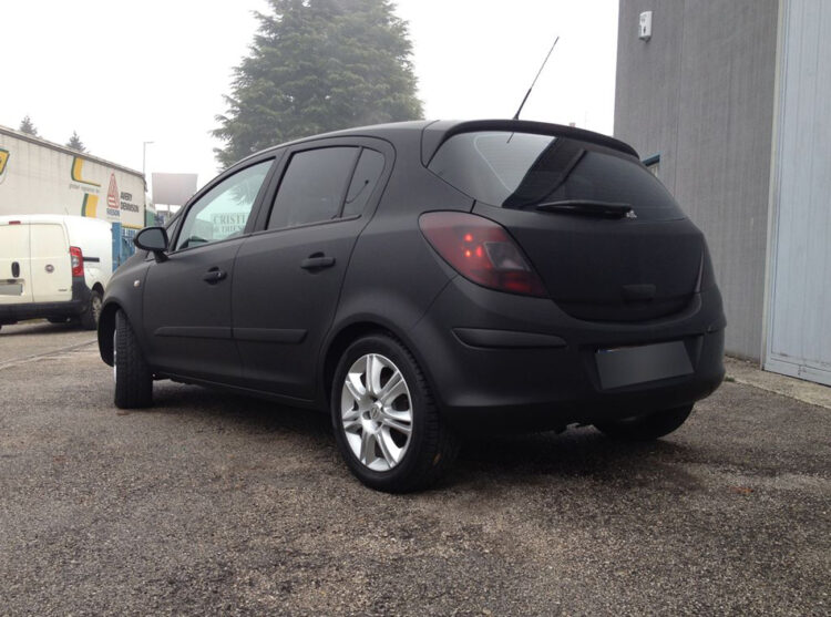 OPEL CORSA – car wrapping nero opaco, vetri oscurati e fari oscurati 2 OPEL CORSA - car wrapping nero opaco, vetri oscurati e fari oscurati