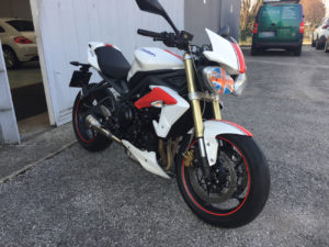 Personalizzazione Triumph Street Triple con adesivi