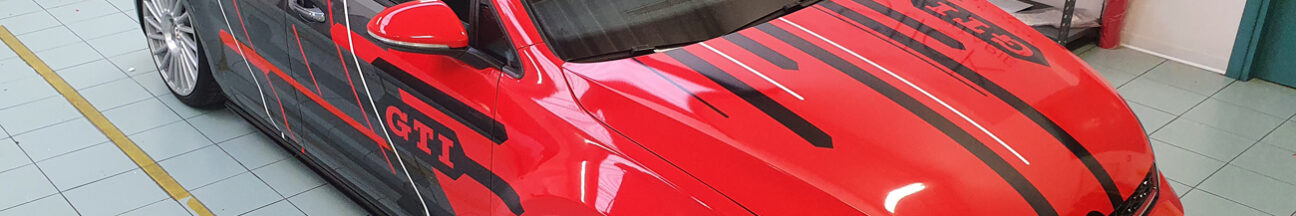 Personalizzazione Volkswagen Golf GTI con livrea multicolore tcr