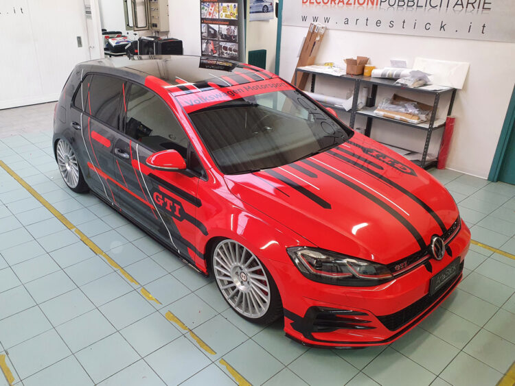 Personalizzazione Volkswagen Golf GTI con livrea multicolore tcr