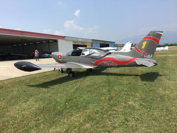 Personalizzazione aereo adesivi stampati intagliati