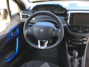 Personalizzazione interni Peugeot 208 con pellicola cast blu metallizzato 1