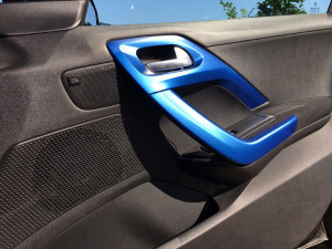 Personalizzazione interni Peugeot 208 con pellicola cast blu metallizzato 1