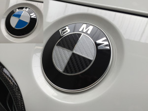 Personalizzazione logo BMW con pellicola effetto carbonio 2