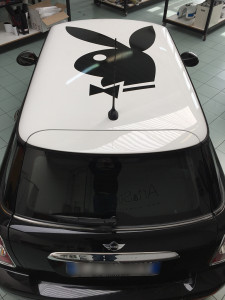 Personalizzazione tetto Mini con logo Playboy in adesivo