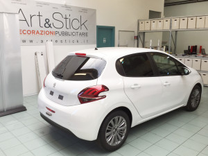 Peugeot-208-pellicola-oscurata-solare-gradazione-20-thiene-vicenza.jpg