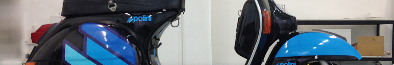 Personalizzazione Piaggio Vespa PX150E con livrea Polini, realizzata con adesivi stampati in digitale (con laminazione protettiva) ed adesivi polimerici