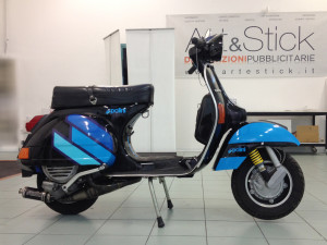 Personalizzazione Piaggio Vespa PX150E con livrea Polini, realizzata con adesivi stampati in digitale (con laminazione protettiva) ed adesivi polimerici