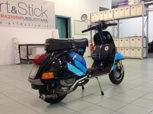 Personalizzazione Piaggio Vespa PX150E con livrea Polini, realizzata con adesivi stampati in digitale (con laminazione protettiva) ed adesivi polimerici