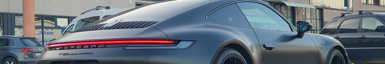 Porsche 992 Carrera 4 GTS car wrapping nero satinato avery satin black