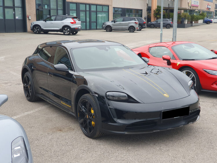 Porsche taycan personalizzazione carbonio wrapping carbon