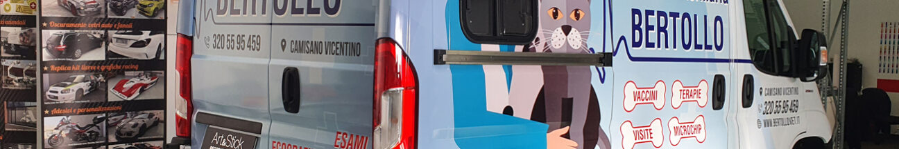 Progettazione grafica, stampa e applicazione. Rivestimento completo automezzo con pellicola cast da car wrapping stampata e laminata