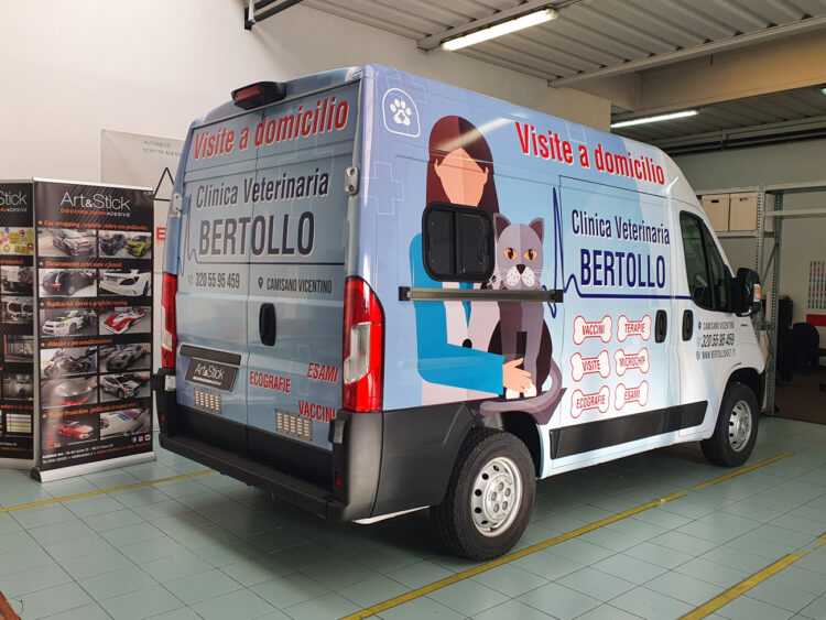 Progettazione grafica, stampa e applicazione. Rivestimento completo automezzo con pellicola cast da car wrapping stampata e laminata