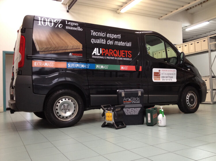 Decorazione con adesivi prespaziati e stampati in digitale, di lunga durata garantiti per l'esterno