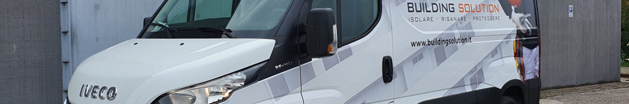 Rivestimento completo lati automezzo con pellicola cast da car wrapping stampata e laminata e applicazione di adesivi prespaziati di vari colori