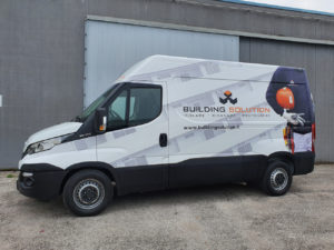 Rivestimento completo lati automezzo con pellicola cast da car wrapping stampata e laminata e applicazione di adesivi prespaziati di vari colori