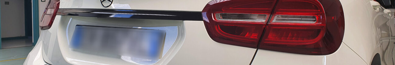 Rivestimento-cromature mercedes gla pellicola-nera-lucida-car-wrapping-thiene-vicenza