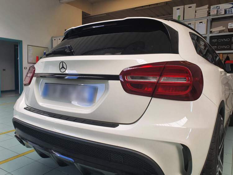Rivestimento-cromature mercedes gla pellicola-nera-lucida-car-wrapping-thiene-vicenza