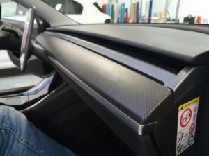 Rivestimento interni Tesla model 3 con pellicola effetto carbonio opaco