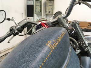 Suzuki-Intruder-personalizzata-con-pellicola-wrapping-effetto-jeans