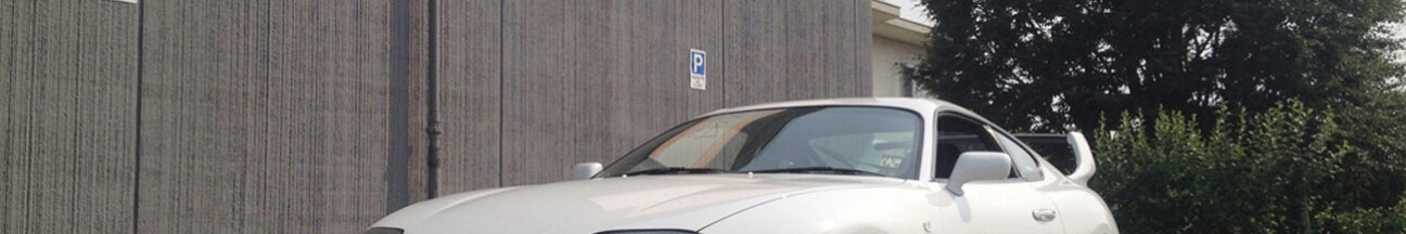 TOYOTA SUPRA - dettagli interni esterni in nero carbonio wrapping cruscotto