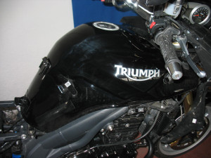 TRIUMPH TIGER 1050 - bike wrapping serbatorio in nero carbonio avacars, rignic, rigoni+nicoli, rig+nic, thiene, vicenza
