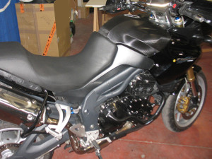 TRIUMPH TIGER 1050 - bike wrapping serbatorio in nero carbonio avacars, rignic, rigoni+nicoli, rig+nic, thiene, vicenza