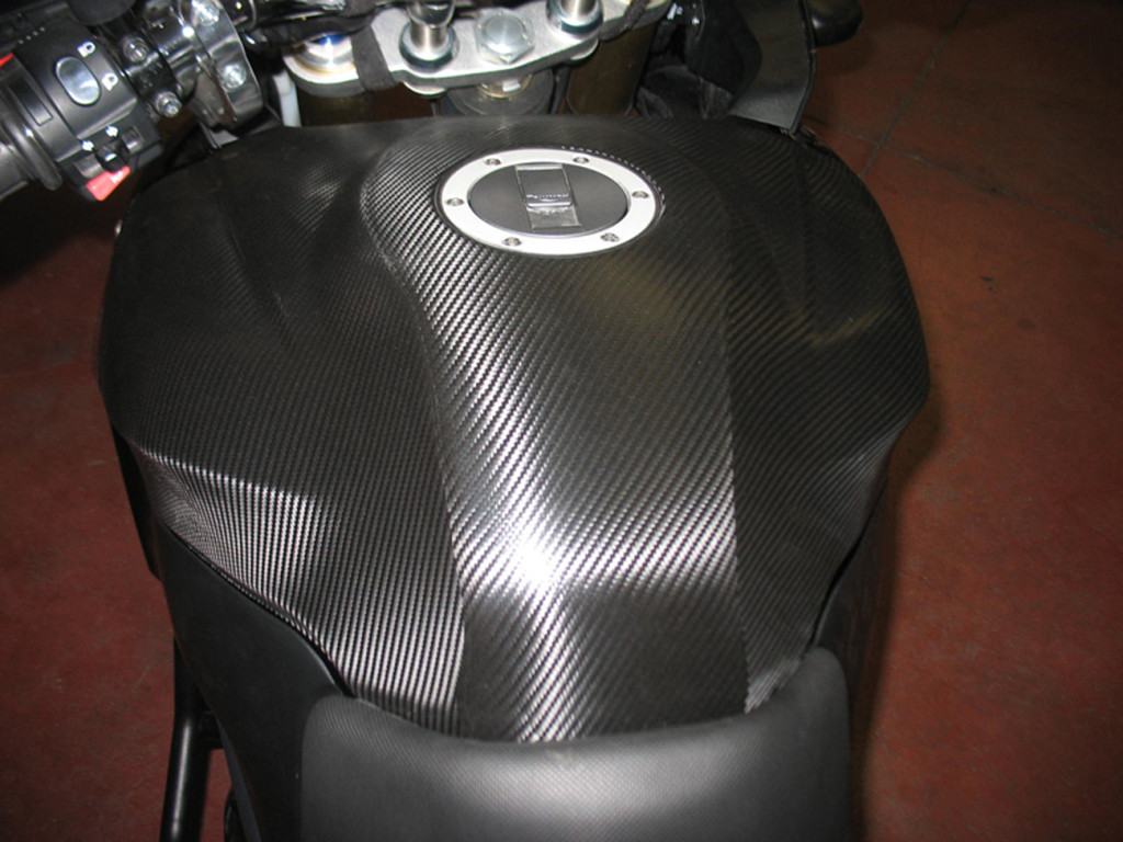 TRIUMPH TIGER 1050 - bike wrapping serbatorio in nero carbonio