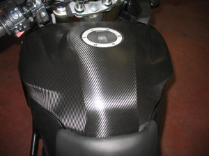 TRIUMPH TIGER 1050 - bike wrapping serbatorio in nero carbonio avacars, rignic, rigoni+nicoli, rig+nic, thiene, vicenza