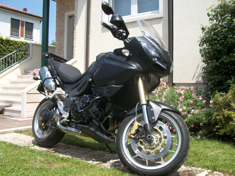 TRIUMPH TIGER 1050 - bike wrapping totale nero opaco e carbonio