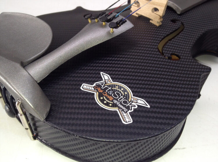 Wrapping creativo: copertura con nero carbonio e titanio spazzolato