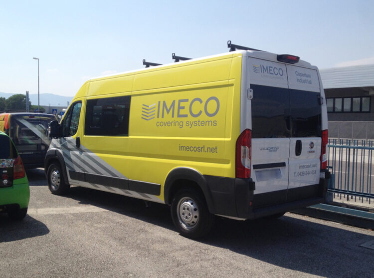 Wrapping parziale e decorazione con adesivi prespaziati su flotta aziendale