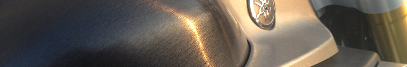 Yamaha MT-01 - car wrapping totale nero spazzolato e grigio titanio spazzolato