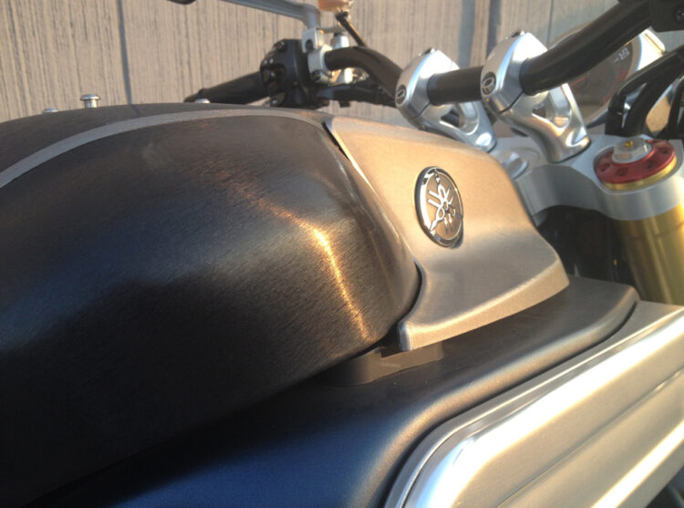 Yamaha MT-01 – car wrapping totale nero spazzolato e grigio titanio spazzolato 3 Yamaha MT-01 - car wrapping totale nero spazzolato e grigio titanio spazzolato