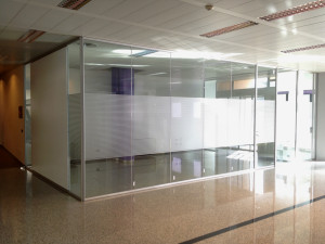 Decorazione pareti vetrate ufficio con pellicola smerigliata "millerighe"