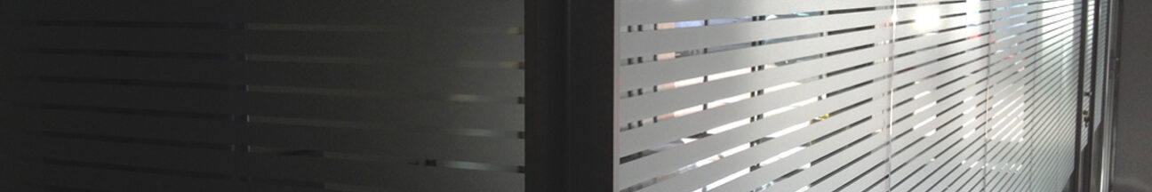 Decorazione pareti vetrate ufficio con pellicola smerigliata "millerighe"