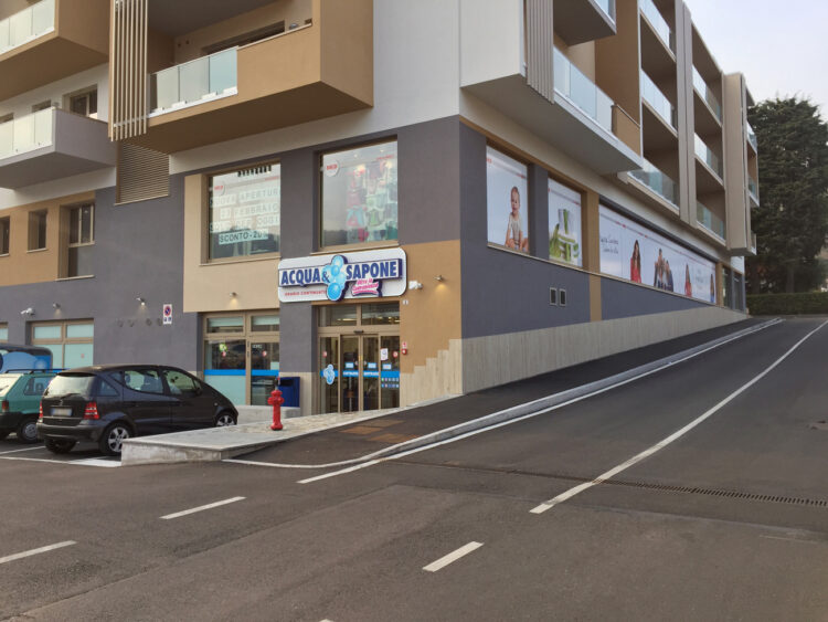 allestimento negozio nkd fiorano al serio 1