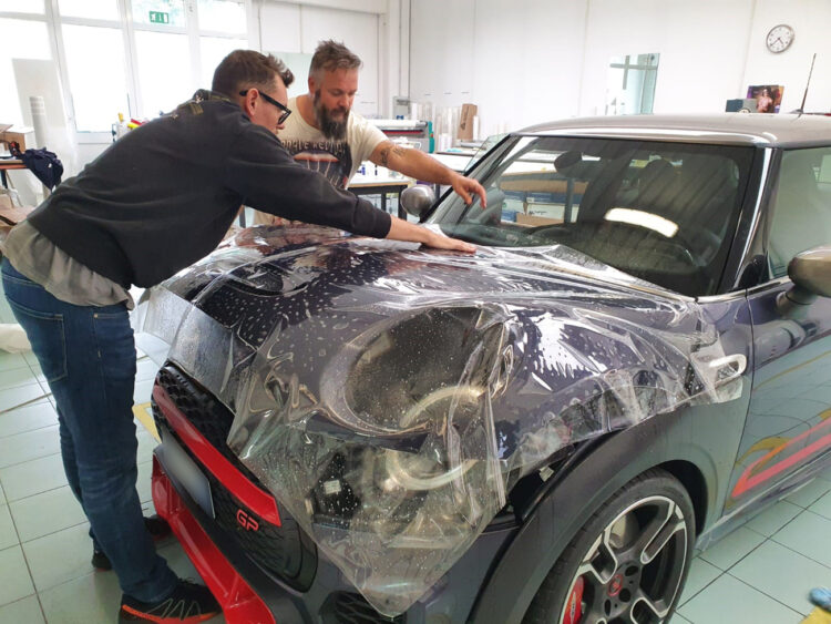 applicazione protettivo trasparente ppf paint protectiob film hexis bodyfence mini gp 2020