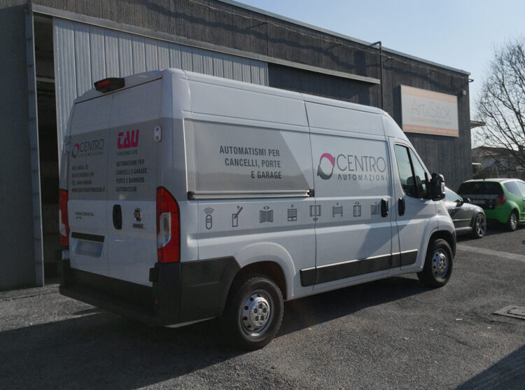 decorazione-furgone-aziendale-con-adesivi-prespaziati-e-adesivi-cast-da-car-wrapping-1 decorazione furgone aziendale con adesivi prespaziati e cast da wrapping