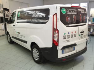 decorazione furgone aziendale con adesivi stampati in digitale helvi