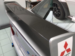 dettagli mitsubishi lancer evo 6 spoiler carbonio lucido