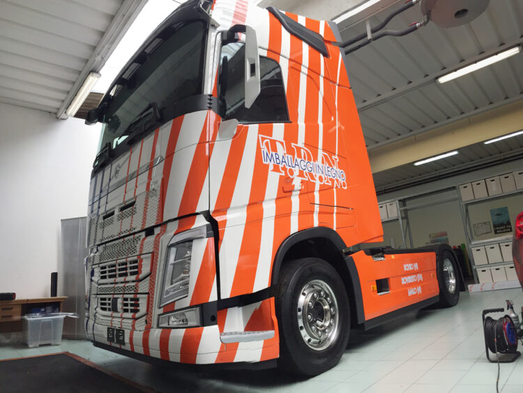 motrice volvo camion-decorazione-cast-prespaziati-trn 1