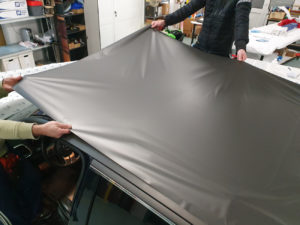 Fase di applicazione pellicola cast da wrapping per rivestimento tetto