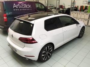volkswagen golf-tetto-wrapping-nero-lucido